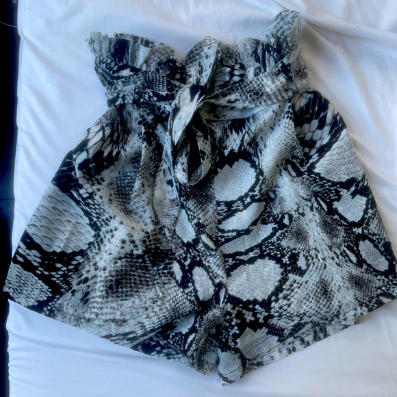 BLACK AND WHITE SNAKE PRINT SHORTS - Picture 2 of 5